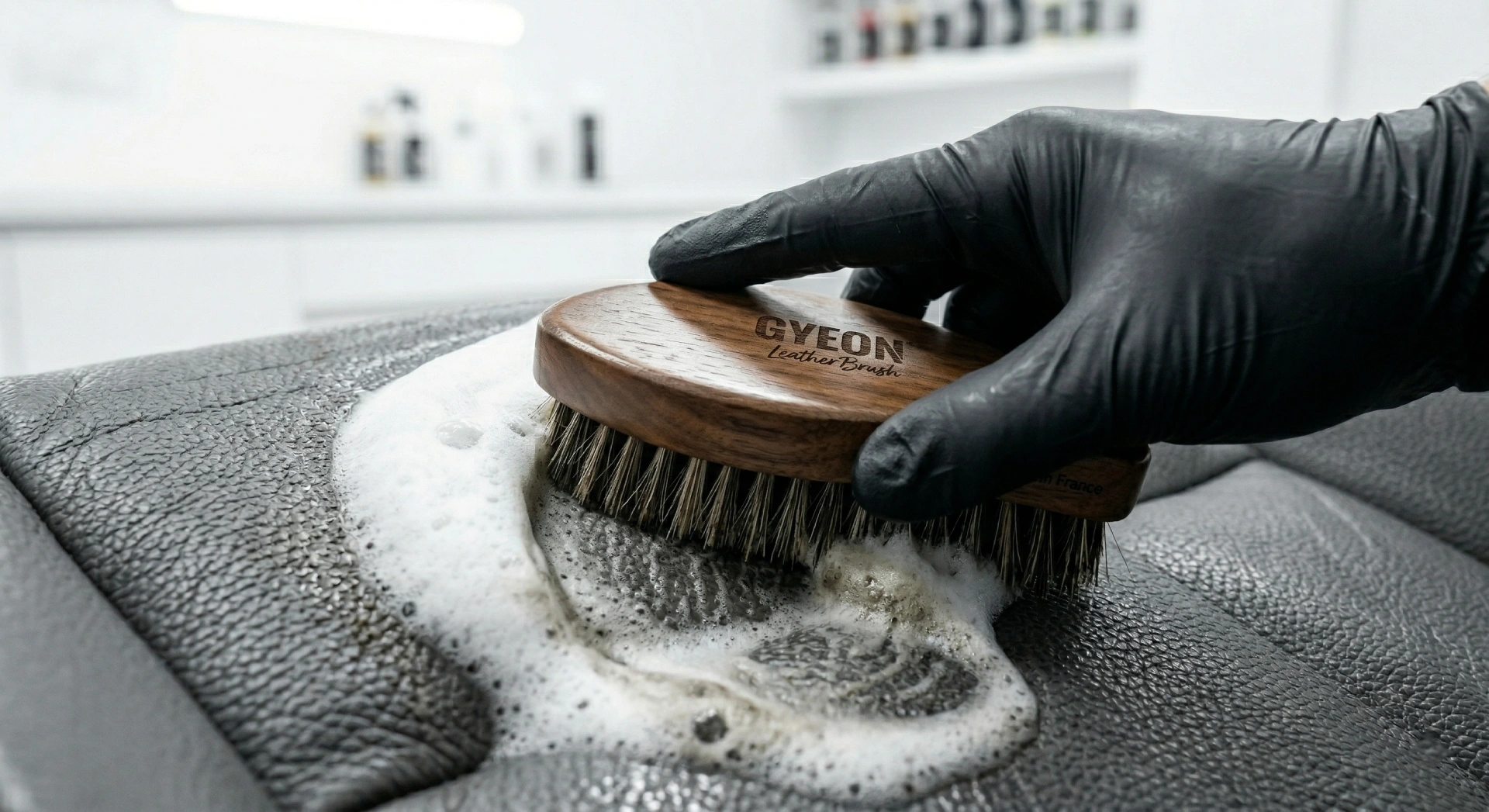 Čišćenje tamnog kožnog sedišta Gyeon Leather Brush četkicom u LaserWash Rumenka detailing centru