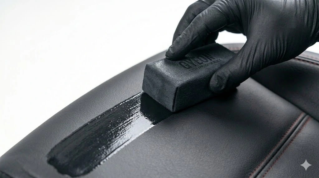Nanošenje Gyeon LeatherShield keramičke zaštite aplikatorom na crno kožno sedište automobila u LaserWash detailing centru