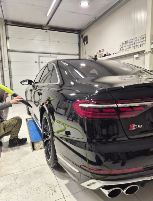Beskontaktno sušenje crnog Audi S8 toplim vazduhom nakon pranja u LaserWash Rumenka detailing centru