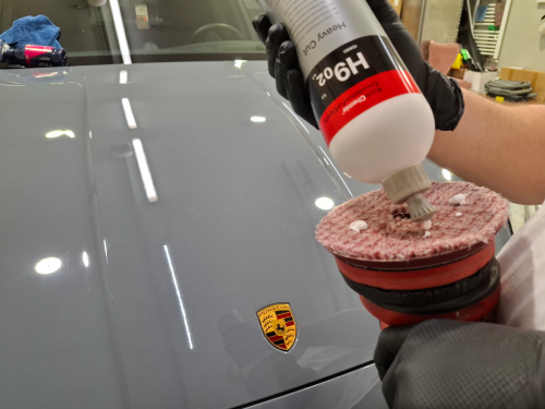 Nanošenje Koch Chemie H9O2 paste na vunu pre poliranja Porsche Cayenne u Arctic Grey boji u LaserWash Rumenka