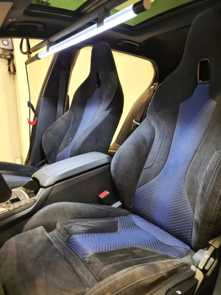 Čista sportska alcantara sedišta BMW M modela u kombinaciji crne i plave boje nakon čišćenja u LaserWash Rumenka