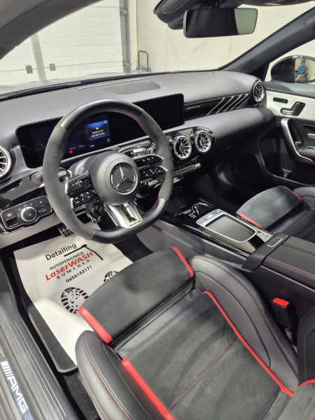 Čist enterijer Mercedes-AMG sa alcantara volanom i sedištima sa crvenim šavovima nakon čišćenja kože i alcantare u LaserWash Rumenka