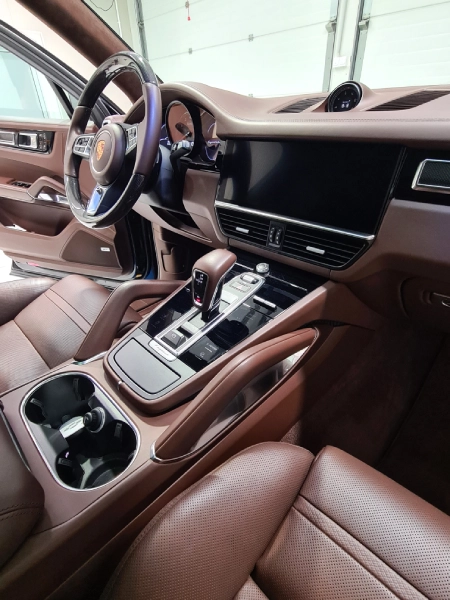 Čist enterijer Porsche Cayenne sa cognac braon kožnim sedištima i konzolom nakon čišćenja i zaštite kože u LaserWash Rumenka