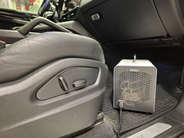 Profesionalni ozon generator postavljen u kabini automobila tokom dezinfekcije auto klime u LaserWash Rumenka