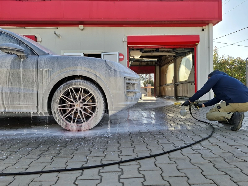 Miloš Marković, vlasnik LaserWash Rumenka, pri pranju Porsche Cayenne aktivnom penom ispred detailing centra